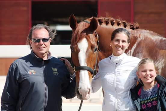 Foto familiar, Vanesa su marido Fede Borreda y su hija Lucia. Con ellos su caballo CE